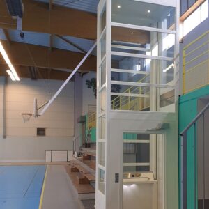Installation d'un élévateur blanc au sein de la maison des sports à Nyons