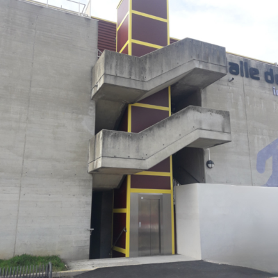 Ascenseur extérieur installé au gymnase des Alexis par COPAS Ascenseurs, ascensoriste spécialiste du transport vertical à Valence et dans la Drôme.