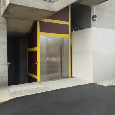 Vue extérieure de l’ascenseur installé au gymnase des Alexis par COPAS Ascenseurs, spécialiste du transport vertical à Valence et alentour