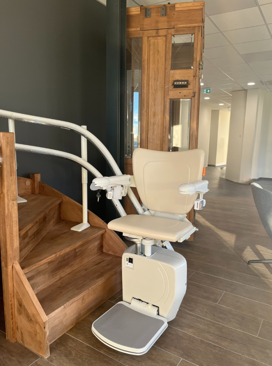 Monte-escalier tournant présenté dans le showroom de COPAS Accessibilité, spécialiste des solutions PMR intervenant en Drôme, Ardèche, Rhône, Isère, Vaucluse et Gard.