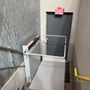 Plateforme inclinée GANSER installée au Palais des Sports Pierre Mendès France à Valence par COPAS Accessibilité, spécialiste des solutions PMR en Drôme et Ardèche