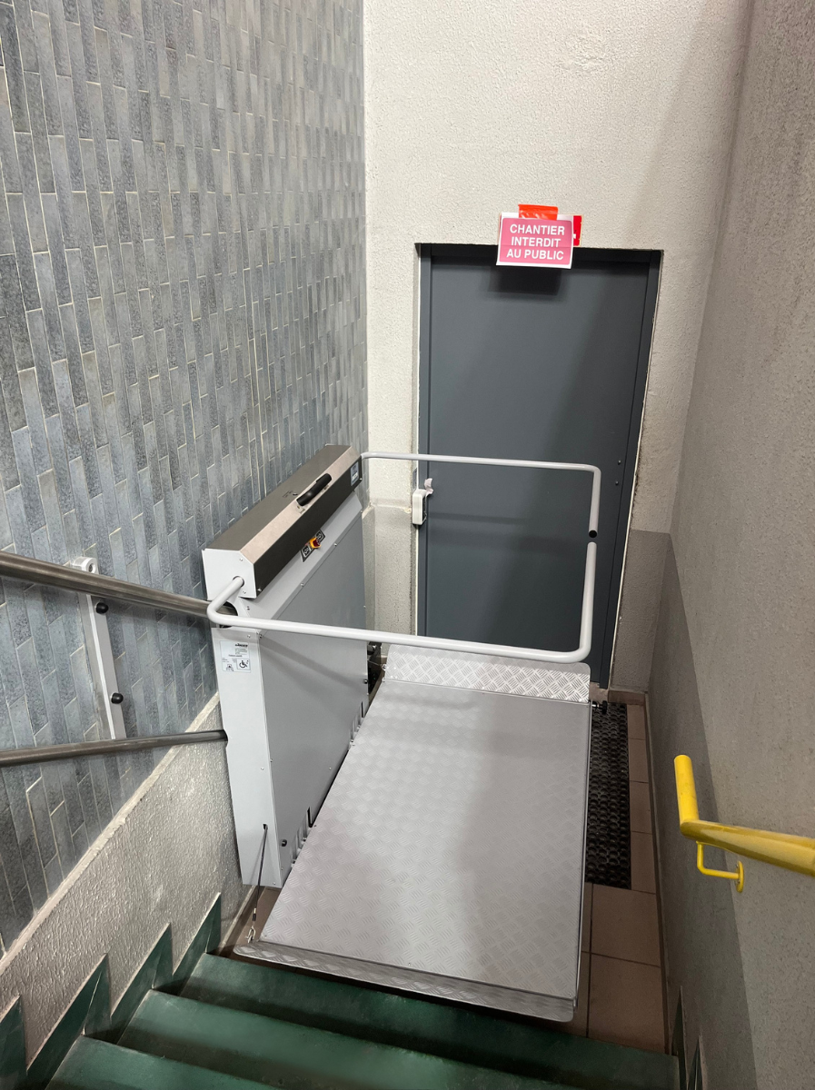 Plateforme inclinée GANSER installée au Palais des Sports Pierre Mendès France à Valence par COPAS Accessibilité, spécialiste des solutions PMR en Drôme et Ardèche