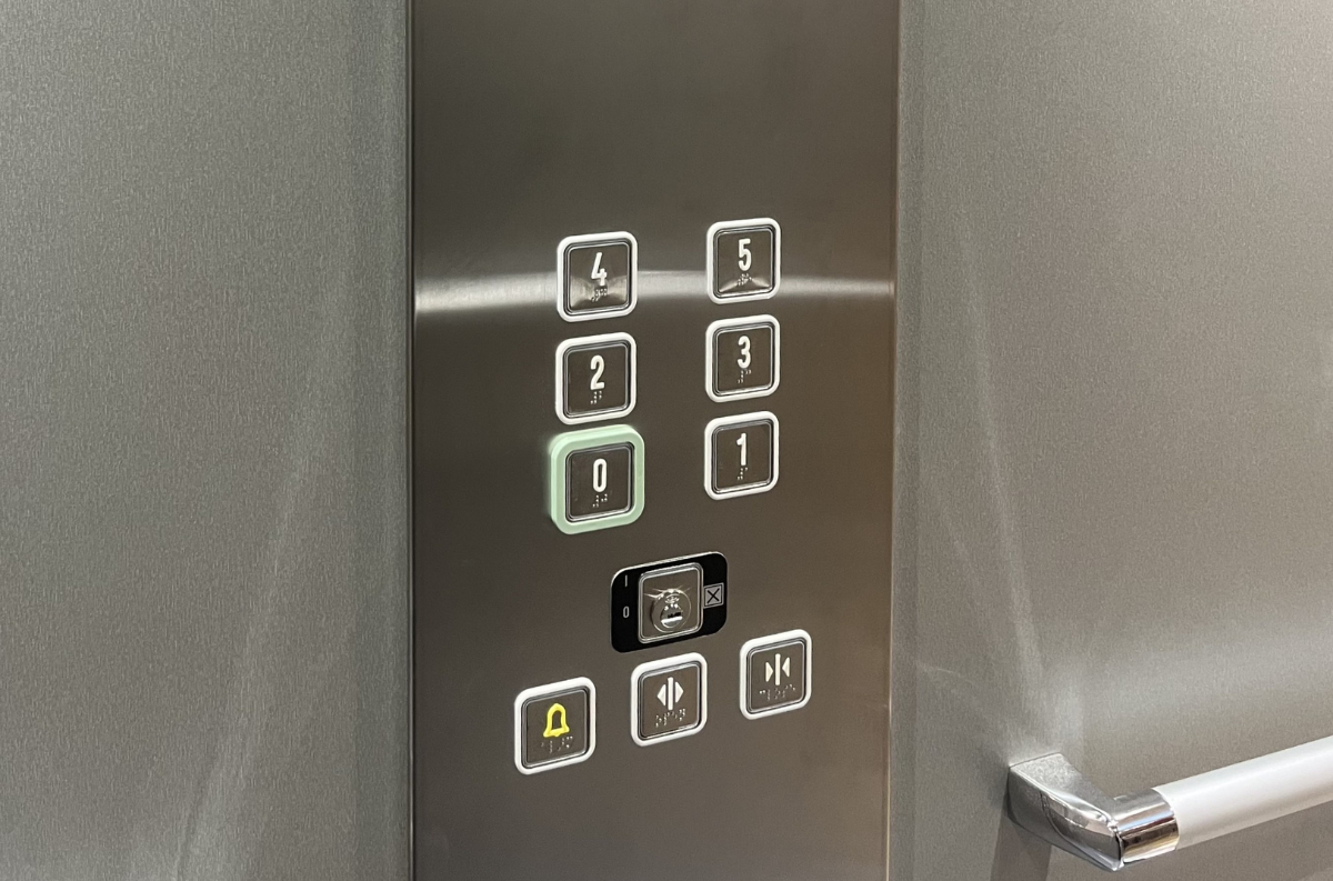 Boîte à boutons avec repères tactiles dans une cabine d’ascenseur installée à Valence par COPAS Ascenseurs, spécialiste du transport vertical en Drôme, Ardèche, Rhône, Isère, Vaucluse et Gard.