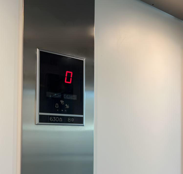 Indicateur numérique affichant le niveau 0 dans une cabine modernisée par COPAS Ascenseurs, ascensoriste basé à Valence et intervenant en Drôme, Ardèche, Rhône, Isère, Vaucluse et Gard.