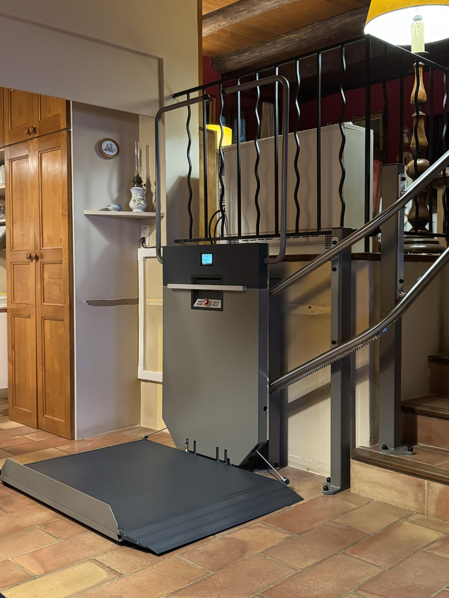 Plateforme inclinée GANSER installée chez un particulier à La Souche par COPAS Accessibilité, spécialiste des solutions PMR en Ardèche et dans sa zone d’intervention en Auvergne Rhône Alpes