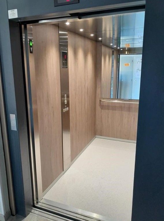 Monte-malades installé par COPAS Ascenseurs à l’EHPAD FPA Le Château de Montéléger, spécialiste du transport vertical en Drôme et dans les départements voisins