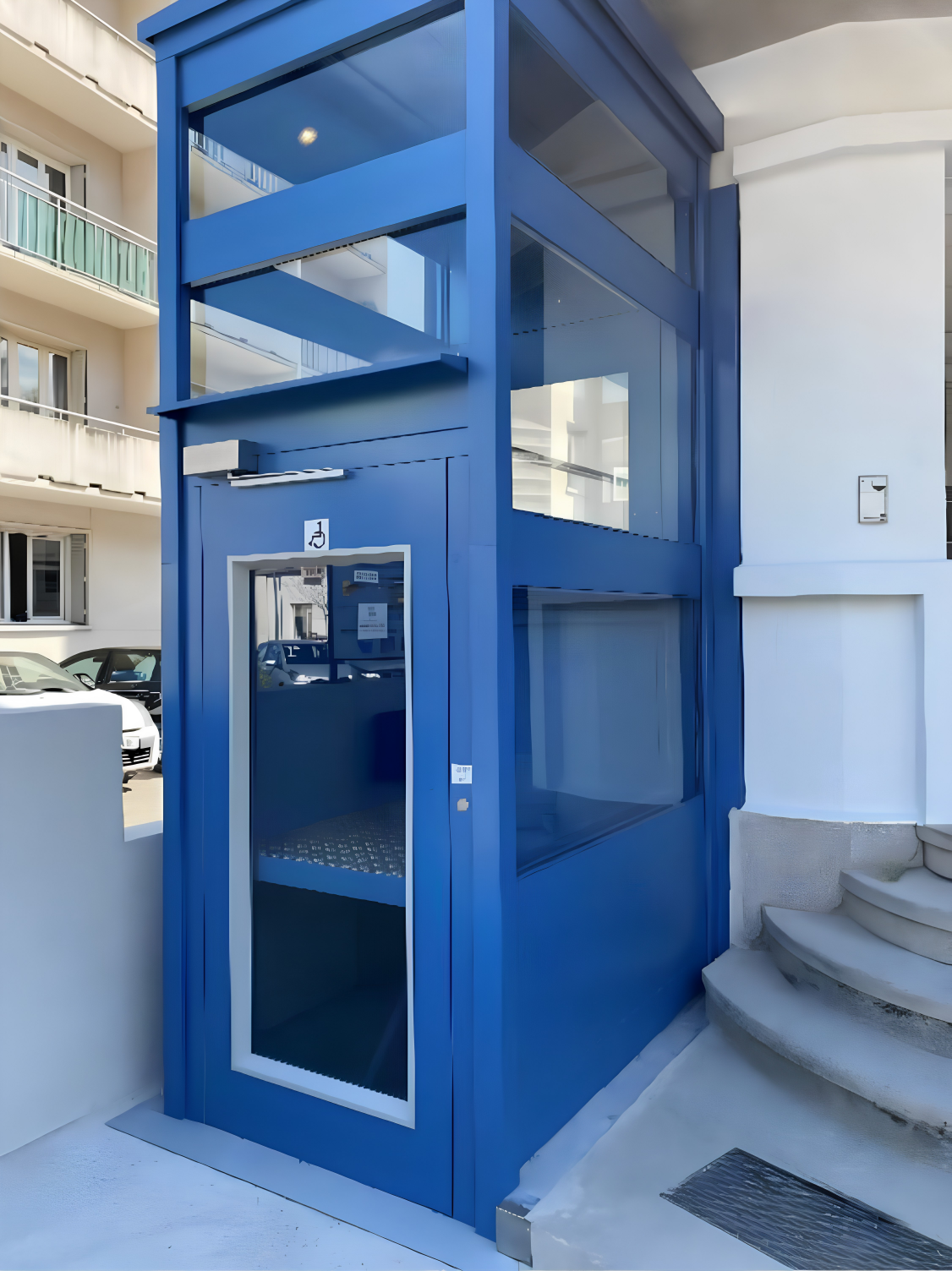 Élévateur PMR extérieur installé pour faciliter l’accès entre deux niveaux d’un bâtiment en Auvergne-Rhône-Alpes.