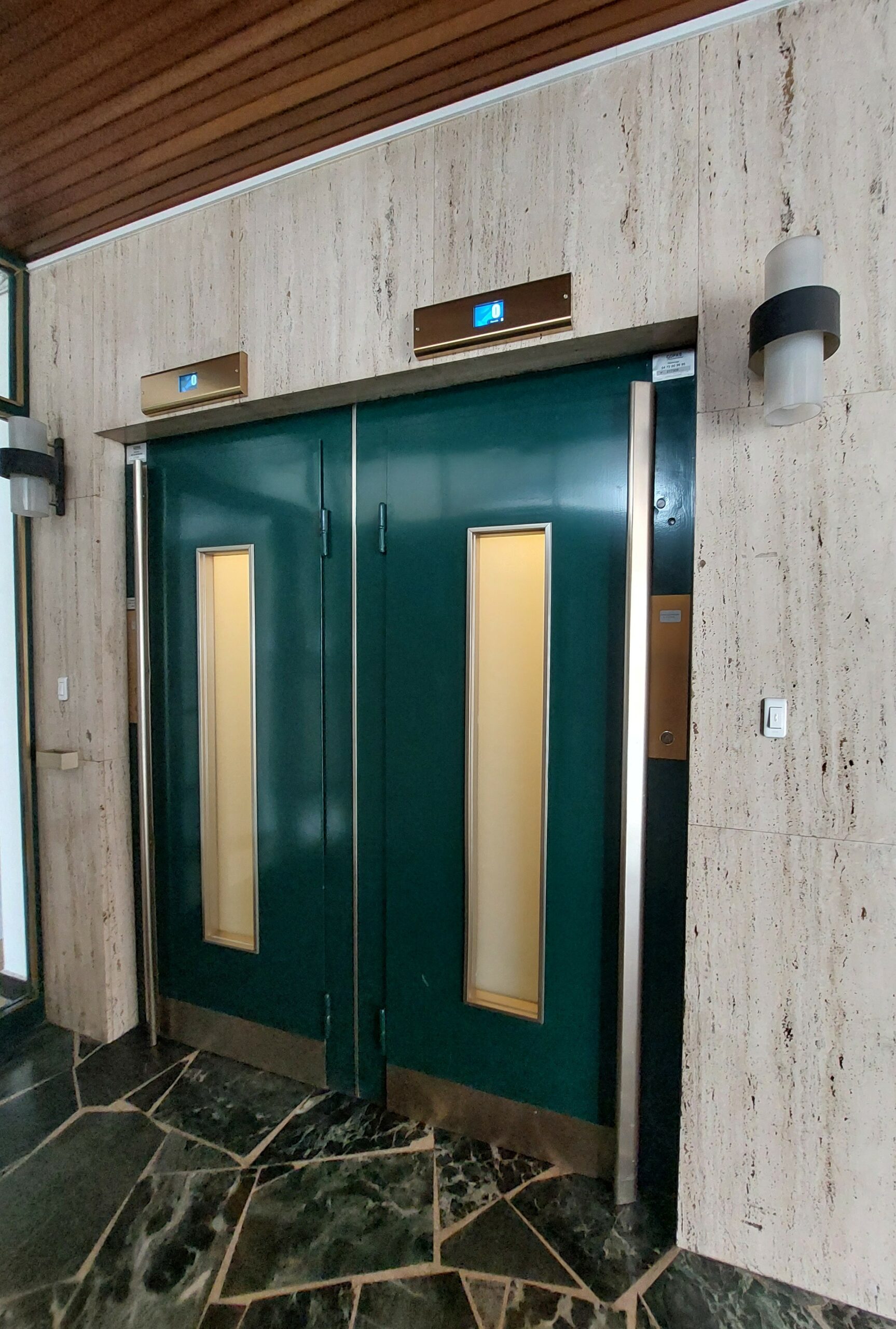 Portes palières d’ascenseur modernisées au rez-de-chaussée par COPAS Ascenseurs, ascensoriste basé à Valence et intervenant en Drôme, Ardèche, Rhône, Isère, Vaucluse et Gard