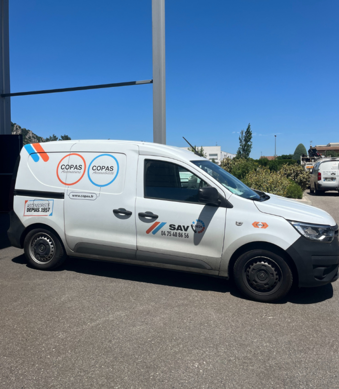 Véhicule SAV technicien COPAS Ascenseurs et COPAS Accessibilité, spécialistes de la mobilité verticale intervenant en Drôme, Ardèche, Rhône, Isère, Vaucluse et Gard.