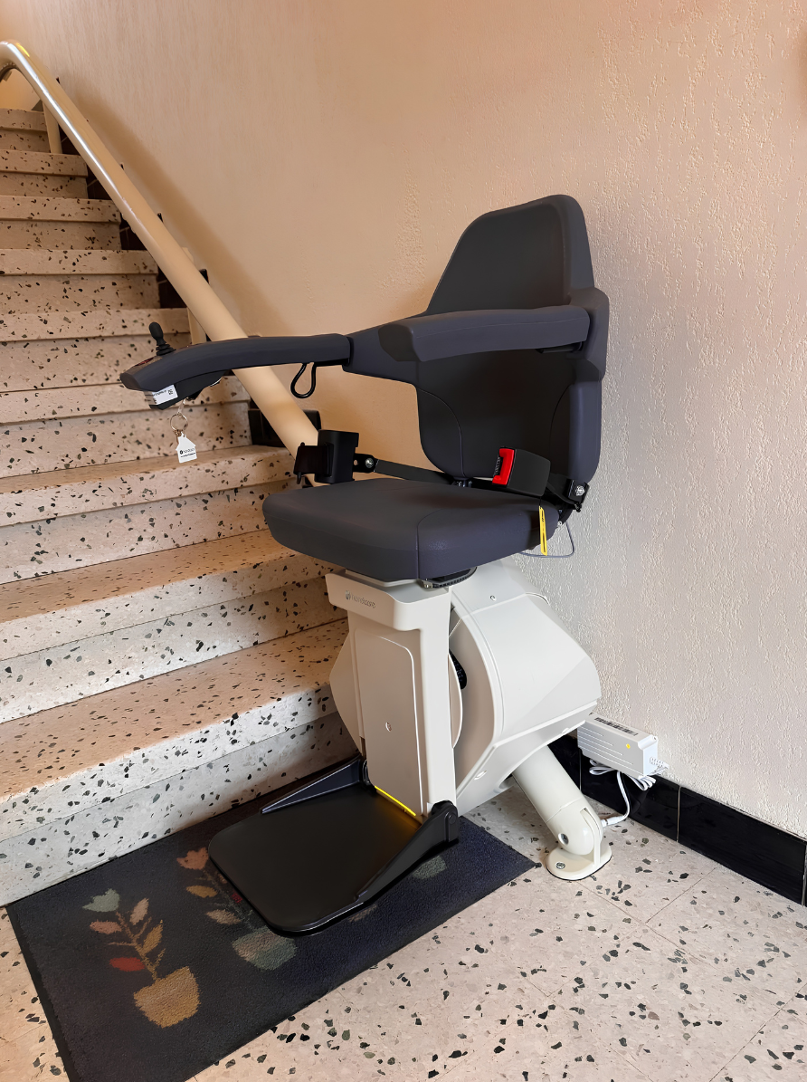 Monte-escalier tournant intérieur monorail Handicare installé à Saint-Agrève par COPAS Accessibilité, spécialiste de la mobilité PMR en Ardèche et dans sa zone d’intervention en Drôme, Rhône, Isère, Vaucluse et Gard.